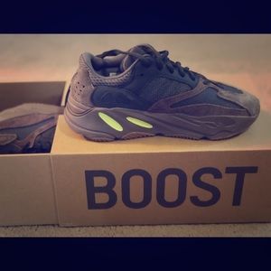 Yeezy muave 700